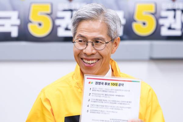 ▲ 권영국 민주노동당 대선 후보가 5월15일 서울 구로구 당사에서 열린 제21대 대통령 선거 농어업 농어촌 먹거리 대전환을 위한 정책협약식에서 발언하며 자신의 10대 공약표를 들어보이고 있다. ⓒ연합뉴스