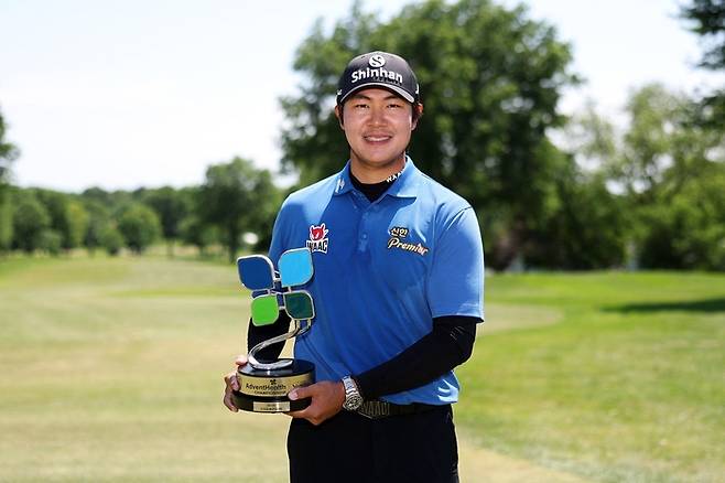 미국프로골프(PGA) 콘페리투어 어드벤트헬스 챔피언십 정상에 오른 김성현이 우승컵을 들고 환하게 웃고 있다. AFP 연합뉴스