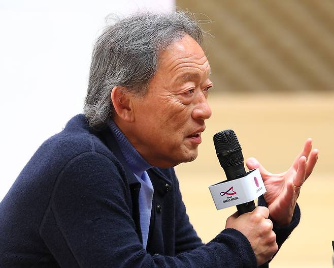 정명훈 예술감독이 19일 오후 부산 부산진구 부산콘서트홀에서 열린 라 스칼라 극장 음악감독 선임 관련 기자간담회에서 질문에 답하고 있다. 1778년 개관한 이탈리아 라 스칼라 극장은 전 세계 성악가에게 꿈의 무대로 꼽힌다. 아시아인이 라 스칼라 극장의 음악감독직을 맡는 것은 247년 극장 역사상 정명훈이 최초다. [사진 = 연합뉴스]