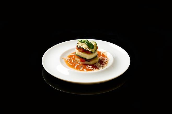세바스티아노 쟌그레고리오 셰프의 ‘여름 쥬키니 파르미지아나’ / 사진=롯데호텔앤리조트