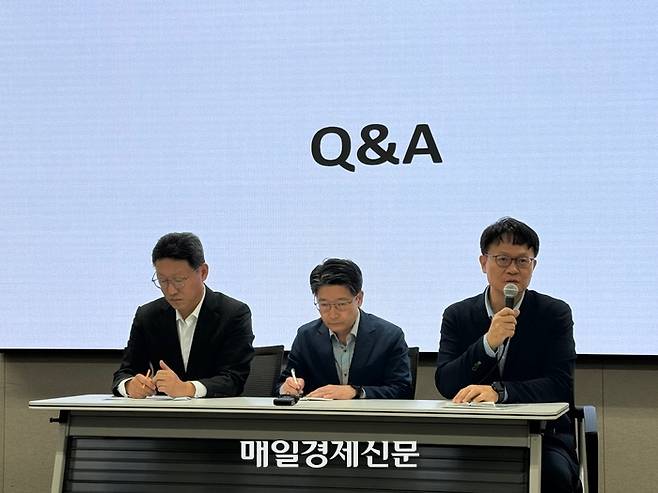 김희섭 SKT PR센터장(왼쪽부터), 임봉호 MNO사업부장, 류정환 네트워크인프라센터장이 20일 오전 서울 중구 삼화타워에서 열린 SKT 일일 브리핑에서 고객 보호 강화 조치에 대해 설명하고 있다. [사진 = 정호준 기자]
