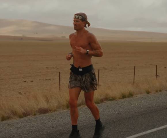 하루에 무려 100㎞씩을 달려 35일 만에 호주 횡단에 성공한 한 영국 남성의 사연이 전해졌다. 사진은 주인공 윌리엄 굿지. [사진 = 윌리엄 굿지 유튜브 캡처]