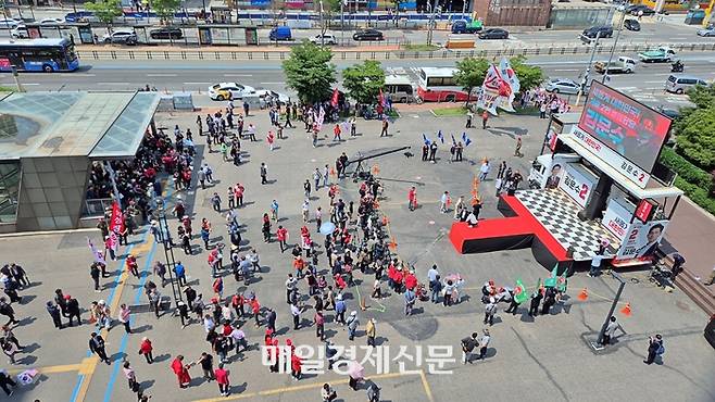 20일 오후 김문수 국민의힘 대선후보가 유세 활동이 나서기 1시간여 전부터 지지자들이 모여들고 있는 모습. [이상현 기자]