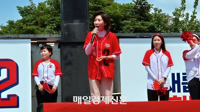 국민의힘 대선 공동선거대책위원장인 나경원 의원이 20일 오후 서울 서초구 반포동 고속터미널역 인근에서 김문수 대선후보 지지를 호소하고 있다. [이상현 기자]