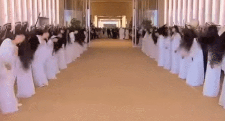 지난 15일 아랍에미리트에 도착한 도널드 트럼프 미국 대통령을 향해 전통 의식 ‘알 아얄라’(Al-Ayyala)가 행해지고 있다. [사진 = X 영상 캡처]