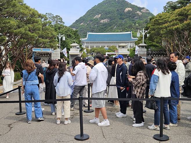 지난 18일 오전 10시 30분께 서울 종로구 청와대 앞에서 관람객들이 입장을 기다리며 줄을 서 있다.  지혜진 기자