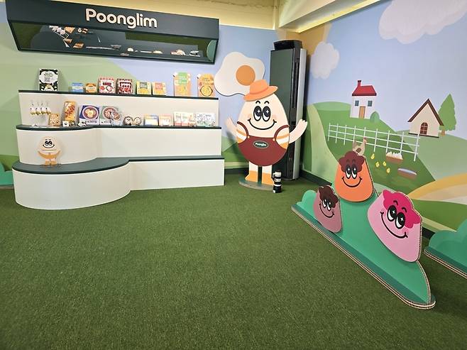 이탈리안 베이커리 카페 아모르나폴리에서 6월 30일까지 열리는 ‘집대성의 깐 반숙란’ 팝업스토어. / 사진=풍림푸드