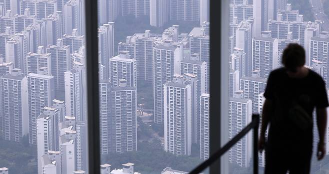 20일 서울 송파구 서울스카이 전망대에서 바라본 서울 아파트 단지 모습.