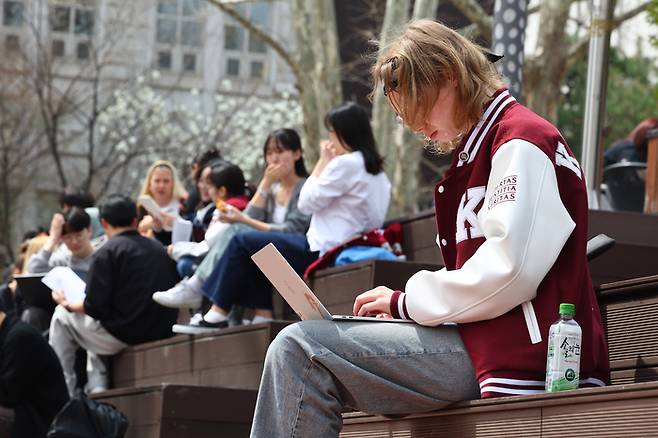 서울 시내 한 대학교에서 외국인 유학생들이 휴식하고 있다. [연합뉴스]