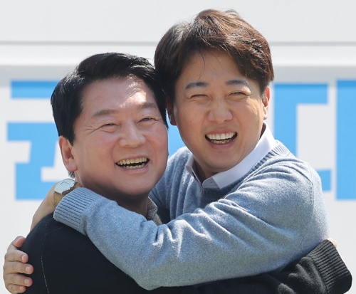 안철수 국민의힘 대선 경선 후보와 이준석 개혁신당 대선 후보가 지난달 25일 경기도 성남시 판교역 앞 광장에서 열린 인공지능(AI) 관련 ‘미래를 여는 단비토크’에서 만나 포옹하고 있는 모습. [사진 출처 = 연합뉴스]