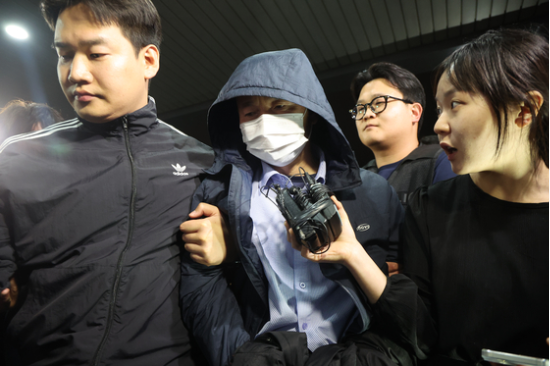 시흥 흉기사건의 용의자인 차철남이 5월 19일 검거돼 경기 시흥경찰서로 압송되고 있다. (출처=연합뉴스)