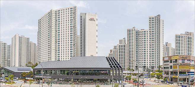 경기도 용인시청에서 차를 끌고 나와 용인대 입구 삼거리에서 평택 방향으로 20분 달리면 e편한세상용인한숲시티가 눈에 들어온다. (윤관식 기자)