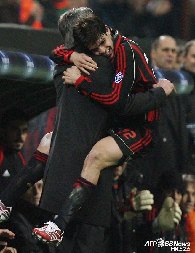 카카가 카를로 안첼로티 감독에게 안겼던 AC 밀란 시절의 모습. 사진=AFPBBNews=News1