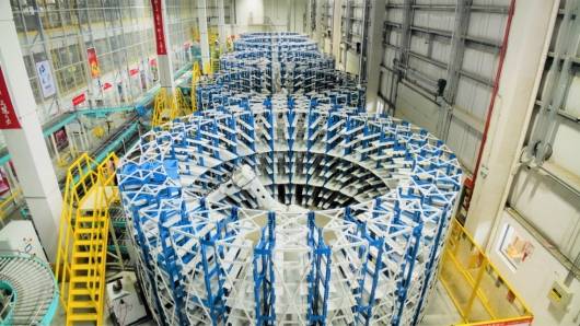 징둥 베이징 물류센터(인텔리전스로지스틱스파크) 내에서 품목·지역별로 택배물량을 분류하고 있는 로봇팔. 내부는 직접 공개되지 않았다./사진=징둥