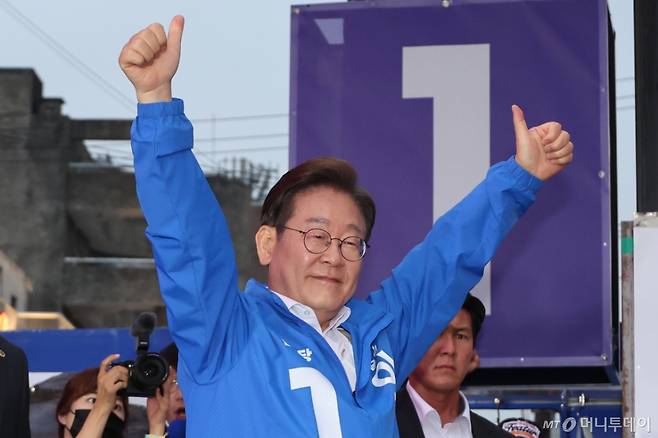 [서울=뉴시스] 권창회 기자 = 이재명 더불어민주당 대선 후보가 19일 서울 마포구 KT&G 상상마당 인근에서 열린 유세에서 연설을 마치고 인사하고 있다. (공동취재) 2025.05.19. /사진= 뉴시스