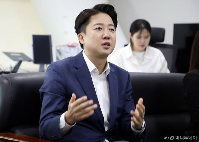 (광주=뉴스1) 이수민 기자 = 이준석 개혁신당 대통령 후보가 20일 광주광역시의회 기자실을 찾아 지역 기자단과 질의응답하고 있다. 2025.5.20/뉴스1  Copyright (C) 뉴스1. All rights reserved. 무단 전재 및 재배포,  AI학습 이용 금지. /사진=(광주=뉴스1) 이수민 기자