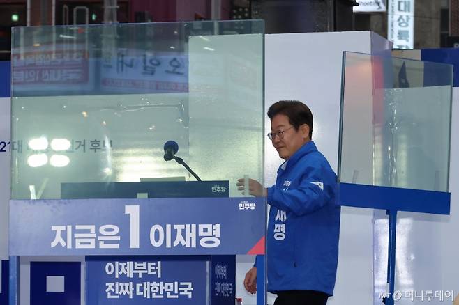 [서울=뉴시스] 권창회 기자 = 이재명 더불어민주당 대선 후보가 19일 서울 마포구 KT&G 상상마당 인근에서  방탄유리가 설치된 유세차에 올라 유세하고 있다. (공동취재) 2025.05.19. photo@newsis.com /사진=