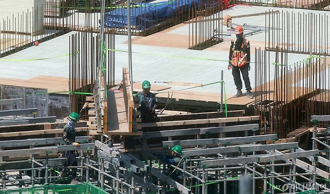 근로자의 날을 하루 앞둔 30일 서울 시내 신축 아파트 시공 현장에서 건설노동자들이 작업을 하고 있다. 2025.4.30/사진=뉴스1  Copyright (C) 뉴스1. All rights reserved. 무단 전재 및 재배포,  AI학습 이용 금지.