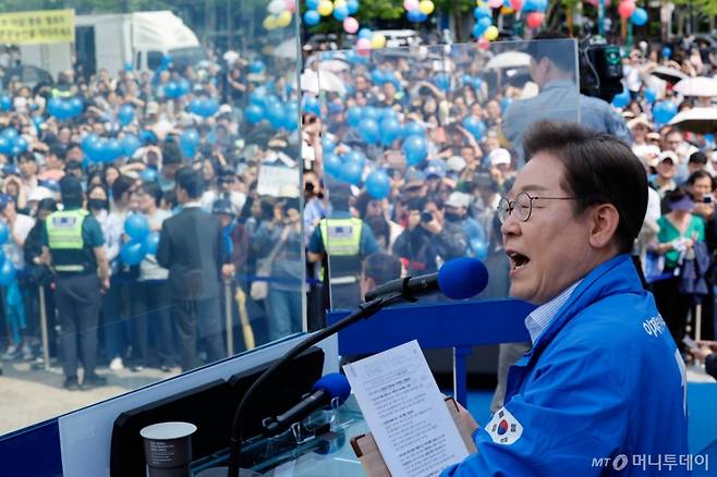 [고양=뉴시스] 조성우 기자 = 이재명 더불어민주당 대선후보가 20일 경기 고양시 일산동구 일산문화광장 앞에서 열린 집중유세에서 연설을 하고 있다. (공동취재) 2025.05.20. photo@newsis.com /사진=