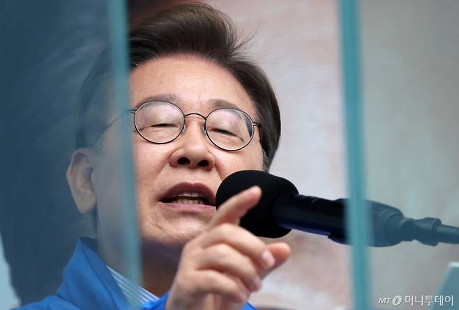 [의정부=뉴시스] 조성우 기자 = 이재명 더불어민주당 대선후보가 20일 경기 의정부시 태조 이성계상 인근에서 열린 유세에서 연설하고 있다. 2025.05.20. xconfind@newsis.com /사진=조성우