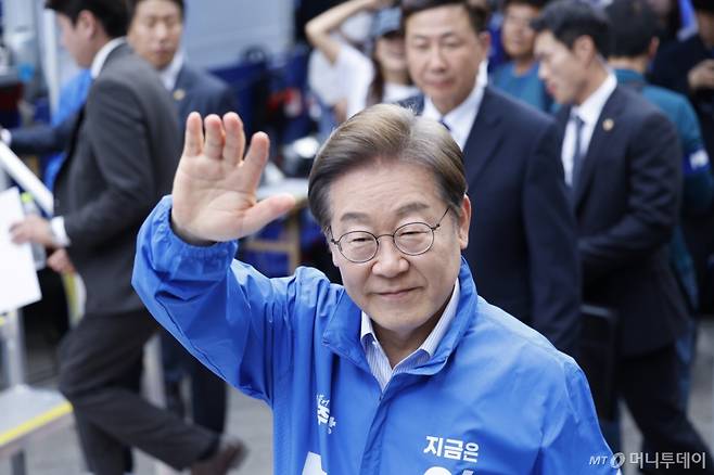 (파주=뉴스1) 안은나 기자 = 이재명 더불어민주당 대통령 후보가 수도권 표심잡기에 나선 20일 오후 경기 파주시 금릉역 중앙광장에서 열린 유세에서 시민들에게 인사하고 있다. 2025.5.20/뉴스1  Copyright (C) 뉴스1. All rights reserved. 무단 전재 및 재배포,  AI학습 이용 금지. /사진=(파주=뉴스1) 안은나 기자