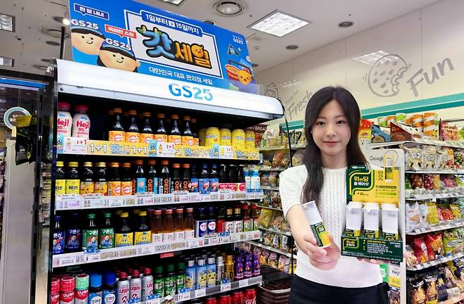 GS25 매장에서 모델이 이중제형 건강식품 '위앤당 올케어샷'을 들고 있다. /사진제공=GS리테일
