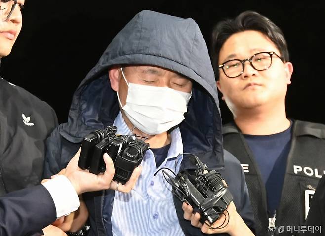 시흥시 정왕동에서 2명을 살해하고 2명에게 흉기를 휘둘러 다치게 한 혐의로 긴급체포된 차철남이 19일 오후 경기 시흥경찰서로 압송되고 있다./사진=뉴시스 제공.