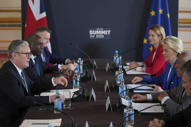 키어 스타머 영국 총리(왼쪽)가 19일 런던에서 우르줄라 폰 데어 라이엔 유럽연합(EU) 집행위원장(오른쪽 3번째)과 회담하고 있다. /AP=뉴시스