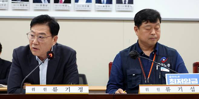 전문가들은 '최장 근로국가'라는 오명을 벗기 위해서 한국의 장시간 근로에 대한 해법이 필요하다는 데에는 공감하고 있지만 단순히 법정 근로시간을 줄이기보다는 '실제 근로시간' 단축에 초점을 맞춰야 한다는 것이 공통된 지적이다.사진은 지난 422일 세종시 정부세종청사에서 열린 최저임금위원회 제1차 전원회의에서 류기섭 근로자 위원과 류기정 사용자 위원의 시선이 엇갈리고 있는 모습. /사진=뉴시스