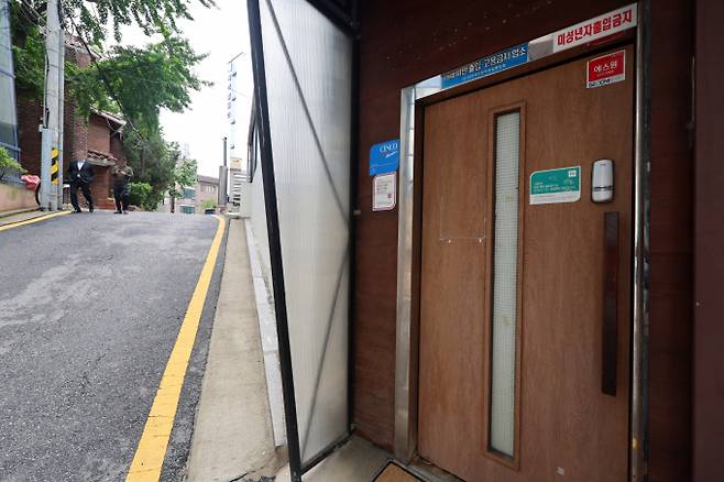 지귀연 서울중앙지법 부장판사가 접대를 받은 장소로 알려진 서울 강남구 청담동 유흥업소가 최근 간판을 내리고 영업을 정지했다. 사진은 20일 서울 강남구 청담동 한 유흥업소의 모습. /사진=뉴스1