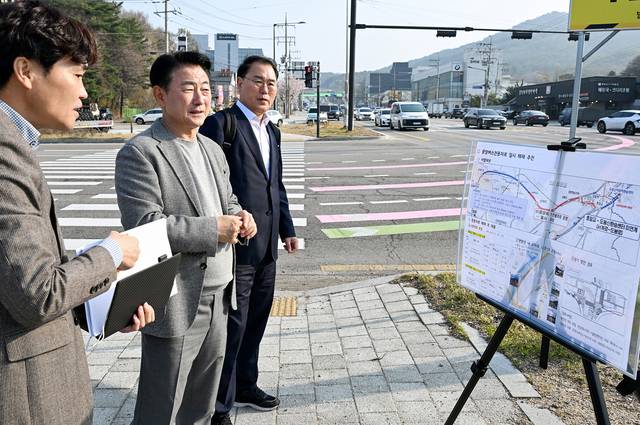 김동근 의정부시장이 지난 4월16일 신평화로 중앙버스전용차로 일시 해제 현장을 점검하고 있다. 의정부시 제공