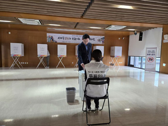 20일 중국 베이징 주중대한민국대사관에서 투표하는 교민의 모습.