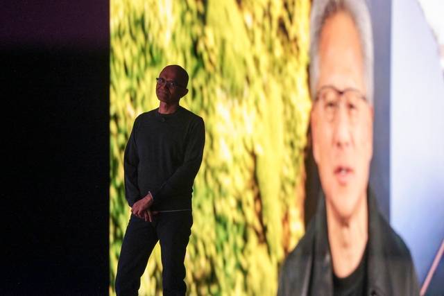 사티아 나델라 MS CEO가 19일 미국 워싱턴주 시애틀에서 열린 연례 개발자 콘퍼런스 ‘빌드 2025’에서 젠슨 황 엔비디아 CEO의 인터뷰 영상을 보고 있다.  AFP 연합뉴스