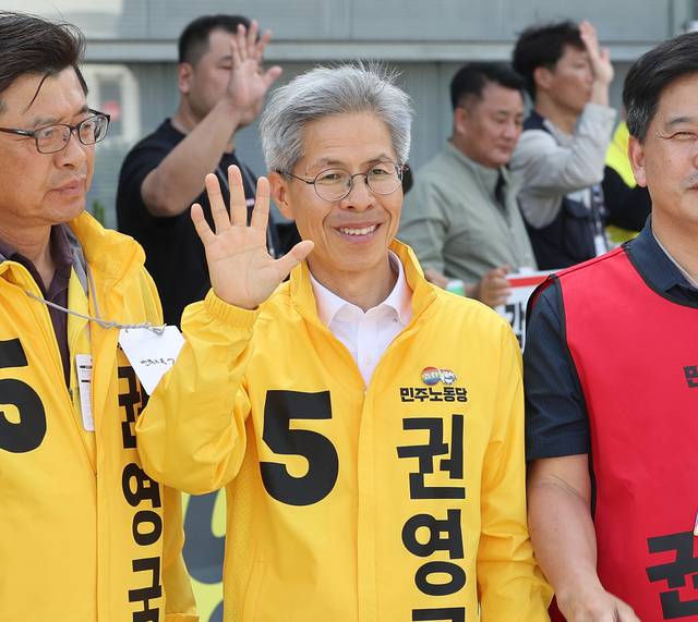 권영국 민주노동당 대통령 선거 후보가 19일 울산 북구 현대자동차 울산공장 정문 앞에서 기자회견을 하고 있다.  연합뉴스