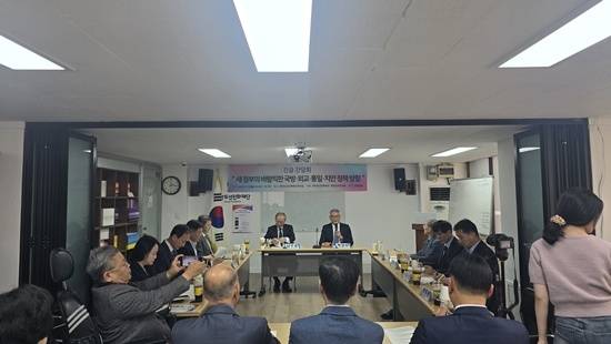 19일 오후 서울 중구 한반도선진화재단 사무실에서 한반도선진화재단과 자유민주연구원 공동주관으로 ‘새 정부의 바람직한 국방·외교·통일·치안 정책 방향’을 주제로 긴급 간담회를 개최하고 있다.자유민주연구원 제공