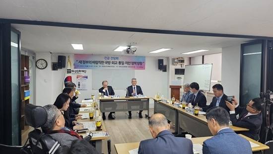 19일 오후 서울 중구 한반도선진화재단 사무실에서 한반도선진화재단과 자유민주연구원 공동주관으로 ‘새 정부의 바람직한 국방·외교·통일·치안 정책 방향’을 주제로 긴급 간담회를개최하고 있다.자유민주연구원 제공