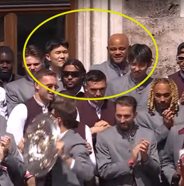 18일(이하 한국시각) 독일 뮌헨의 시청에서 진행된 바이에른 뮌헨의 2024-25시즌 분데스리가 우승 행사에 참석한 김민재와 벵상 콤파니 감독/뮌헨 유튜브 영상