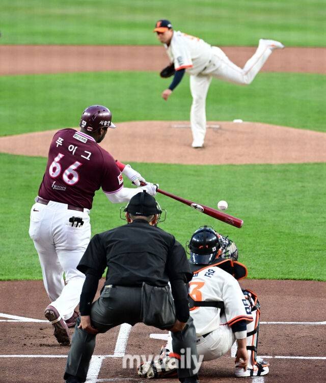 2025년 4월 11일 오후 대전 한화생명 볼파크에서 진행된 '2025 신한 SOL뱅크 KBO 리그' 키움 히어로즈와 한화 이글스의 경기.키움 푸이그가 1회초 1사 후 우익수 플라이를 치고 있다./마이데일리