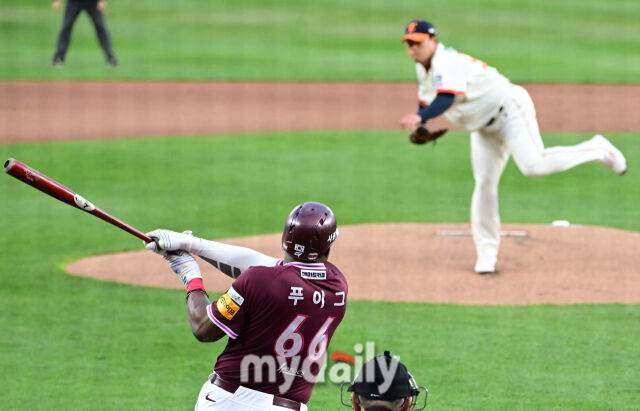 2025년 4월 11일 오후 대전 한화생명 볼파크에서 진행된 '2025 신한 SOL뱅크 KBO 리그' 키움 히어로즈와 한화 이글스의 경기.키움 푸이그가 1회초 1사 후 우익수 플라이를 치고 있다./마이데일리