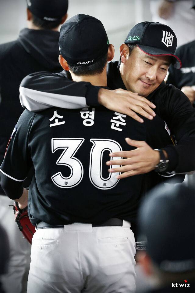소형준을 안아주는 제춘모 투수코치