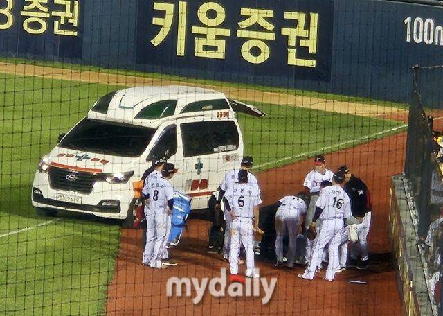 LG 홍창기가 그라운드에 쓰러져있다./잠실=심혜진 기자