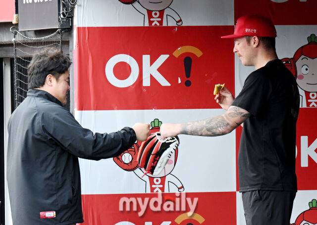 그 무언가에 눈길을 떼지 않는 올러