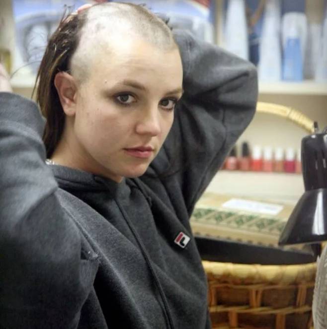 2007년 2월 16일, 브리트니 스피어스는 미국 로스앤젤레스 외곽의 미용실에 돌연 등장해 직접 면도기를 들고 자신의 머리를 밀어버리기 시작한다. 알려진 바에 따르면 당시 미용사는 이를 말렸으나, 그녀는 아랑곳않고 스스로 삭발을 강행했다. [SNS 캡처]