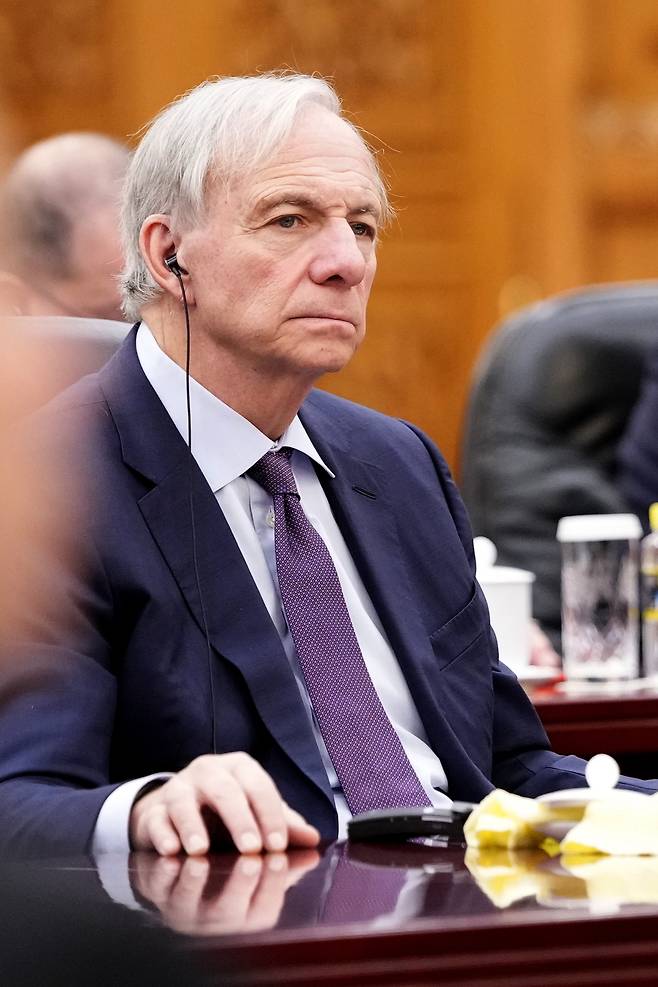 브리지워터 어소시에이츠 설립자 레이 달리오가 지난 3월 28일 중국 베이징 인민대회당에서 시진핑 중국 국가주석이 개최한 글로벌 비즈니스 리더 미팅에 참석하고 있다. [EPA]