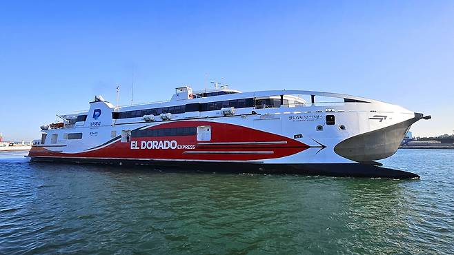 경영난으로 운항을 멈춘 울릉군 공모선인 ㈜대저페리의 ‘엘도라도 익스프레스호’모습[대저페리제공]