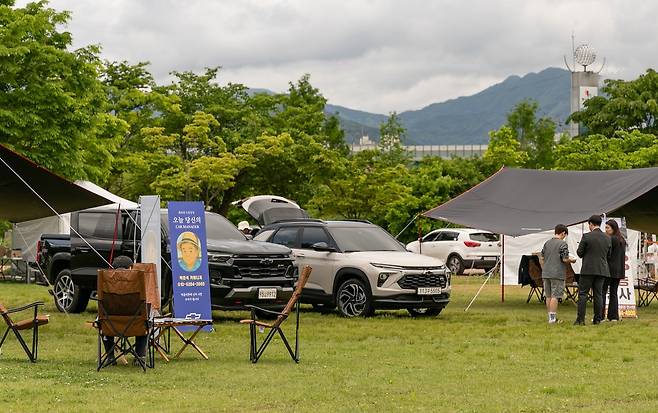 ‘2025 코베아 캠핑 페스티벌’에 전시된 쉐보레 콜로라도와 트레일블레이저 [쉐보레 제공]