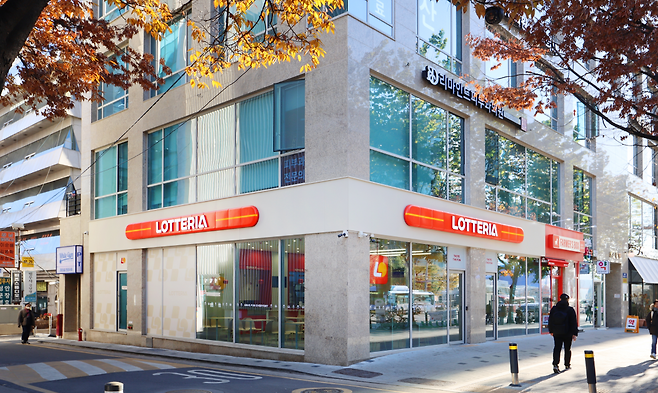 롯데리아 신규 BI(Brand Identity)가 적용된 롯데리아 매장 [롯데GRS 홈페이지]