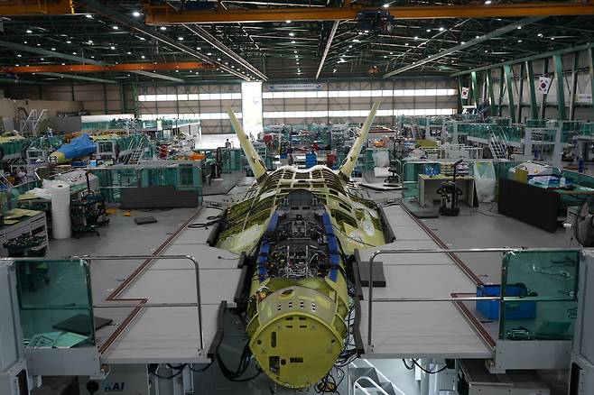 방위사업청은 20일 경남 사천 한국항공우주산업(KAI)에서 한국형전투기 KF-21 보라매 최초양산 1호기의 최종조립 착수 행사를 개최했다고 밝혔다. 조립 중인 KF-21 최초양산 1호기. [방사청 제공]