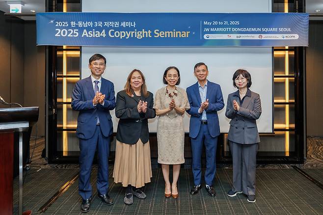‘2025 한-동남아 3국 저작권 세미나’에 참석한 각국 대표단이 기념촬영을 하고 있다.  왼쪽부터  박정열 한국저작권보호원 원장, 앤 카보찬 필리핀 지식재산청 부청장, 누사라 칸자나쿨 태국 지식재산청 청장, 짠 황 베트남  문화체육관광부 저작권국장, 정향미 문체부 저작권국장. [문화체육관광부]