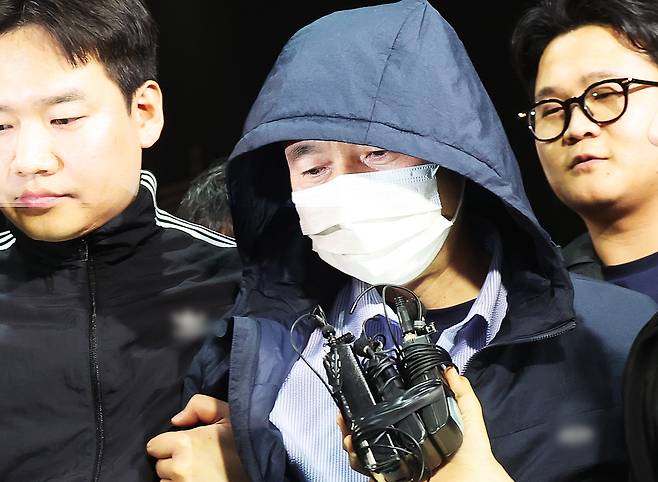 시흥 흉기사건의 용의자인 차철남이 19일 경찰에 긴급체포돼 경기 시흥경찰서로 압송되고 있다. 차철남은 이달 시흥시 정왕동 소재 자기 집 등에서 2명을 살해하고, 이날 인근의 편의점 주인과 자기집 건물주 등 2명을 흉기로 찔러 다치게 한 혐의를 받고 있다. [연합]